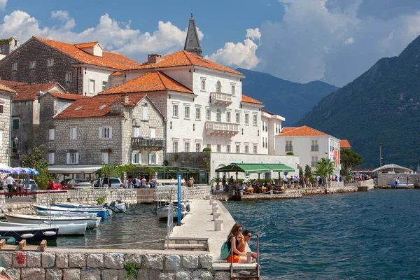 Perast, montenegro - 22 aug 2018: blick auf die alte küstenstadt perast in montenegro mit schöner architektur — Stockfoto