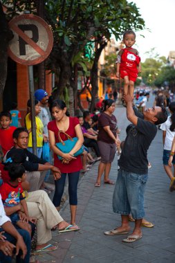 Bali, Endonezya - 11 Mart 2013: Yaya bölgesinde yürüyen insanların portresi