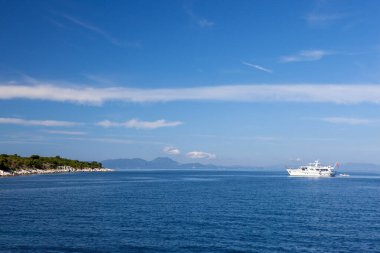 Agios Nikolaus, güneşli bir günde, turkuaz deniz ve kayalıklarla dolu bir sahil şeridi. Girit, Yunanistan, Ege Denizi.