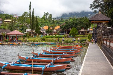 Bali, Endonezya - 10 Marh, 2013: Bratan Gölü Tapınağı bölgesinde geleneksel tekne.