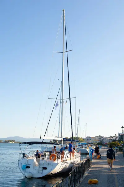 Île Paxos Grèce Octobre 2016 Équipe Accoste Yacht Dans Marina — Photo