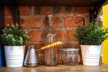 Geleneksel Türk kahve cezve-bakır kahve demlikleri mutfak rafında