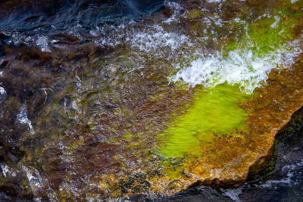 Acqua Limpida Nel Fiume Sulla Consistenza — Foto Stock