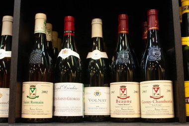 - Rusya. Moskova - 06 Eylül 2009: Çeşitli şarap şişeleriyle market rafı.