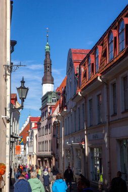 Eski şehir, Tallinn, Estonya. Belediye binasının meydanındaki parlak renkli evler. 30 Nisan 2018