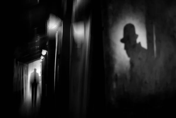 Silhouette Homme Manteau Chapeau Dans Une Ruelle Sombre Par Une — Photo