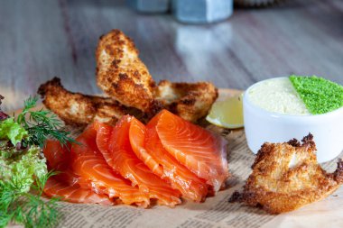 Şiş kebap dilimli taze somon filetosu. Yemek pişirme konsepti