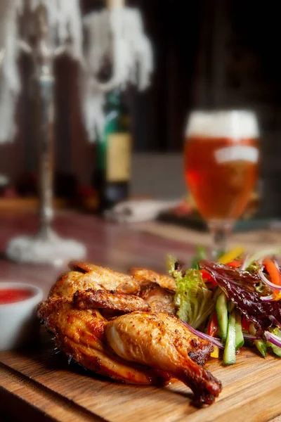Gefrituurde Sappige Kip Met Groenten Kruiden Een Glas Licht Bier Stockfoto