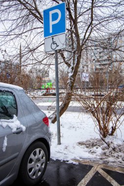 Araba engelli parkına park edilmiş.