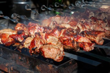Lezzetli ve sulu domuz etli kebap açık ızgarada ızgara, bahar sabahının erken saatlerinde açık hava bbq partisi konsepti. Görüntüyü kapat