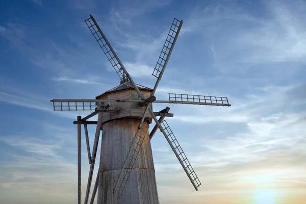 Vecchio Mulino Vento Legno Sfondo Cielo Blu Tramonto — Foto Stock