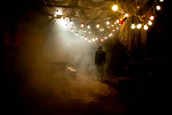 Силуэт Человека Пальто Шляпе Темном Переулке Дождливую Ночь — стоковое фото