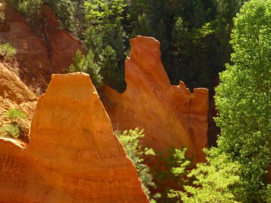 Kırmızı hardal kaya oluşumları Rousillon, Fransa