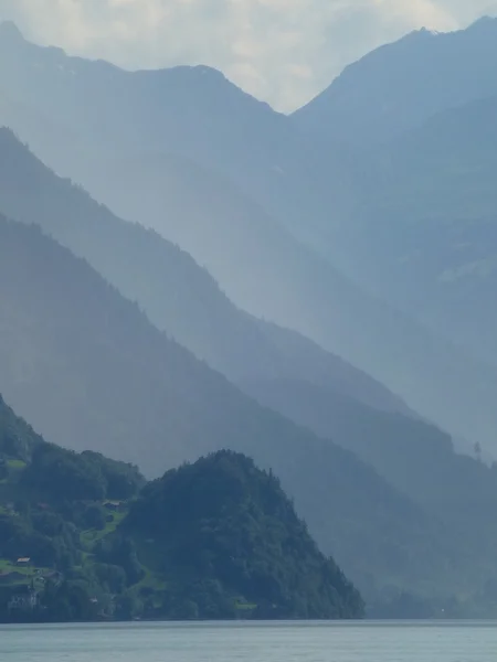 Zware regendouche passeren over de Brienzersee Lake, Zwitserland — Stockfoto