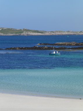 Caolas beach, Tiree, Adası açıkta demirleyen mavi-yeşil sularda küçük tekne ile