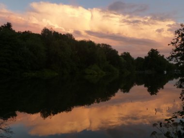 Bulutların Maidenhead ve yansımaları su yakınında Thames Nehri üzerinde vurgulama günbatımı