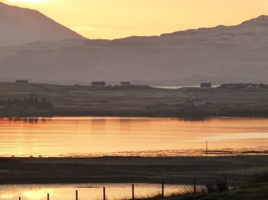 Loch Bracadale üzerinde kış gündoğumu. Skye Adası, Iskoçya
