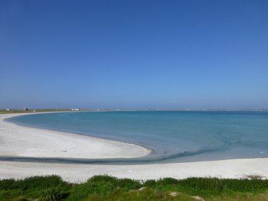 Güneşli bir yaz gününde Gott Bay, Tiree, İskoçya'nın Önünden manzara