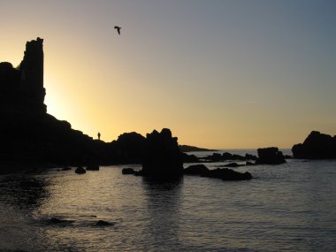 Dunure Kalesi, İskoçya ve yalnız şekil güneş ayarlama karşı kontrast günbatımı atış