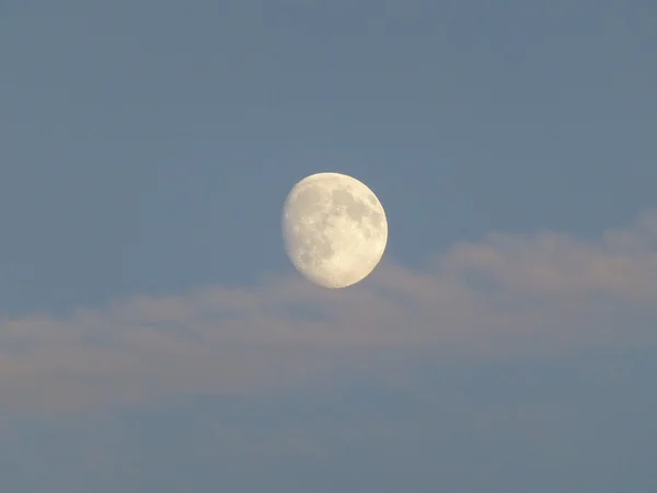 Maan-en damp parcours in heldere lucht — Stockfoto