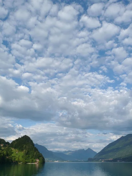 Cirrus clouds above Brienzersee, Switzerland — Stock Photo, Image