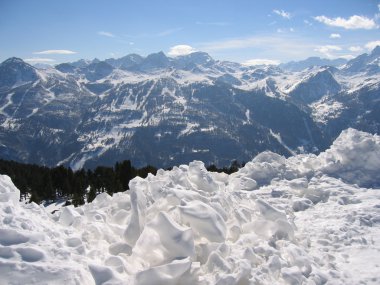 Serre Chevalier üzerinde Fransa'nın Hautes Alpes bölgesinde Dağ panoraması