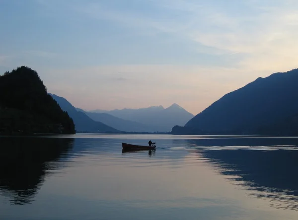 Kleines Fischerboot auf dem Brienzersee, Schweiz in der Abenddämmerung — Stockfoto