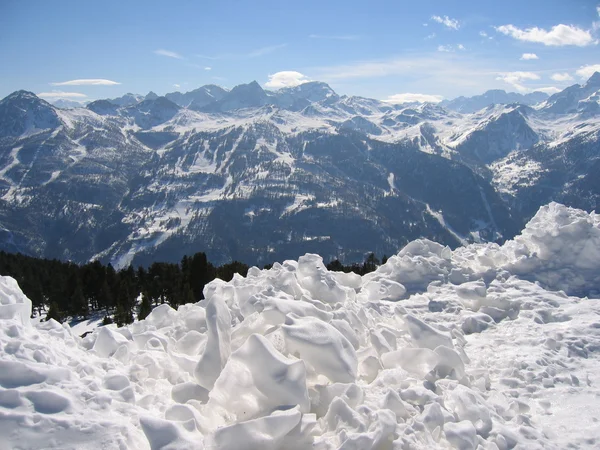 Horské panorama v oblasti Hautes Alpes ve Francii nad Serre Chevalier — Stock fotografie