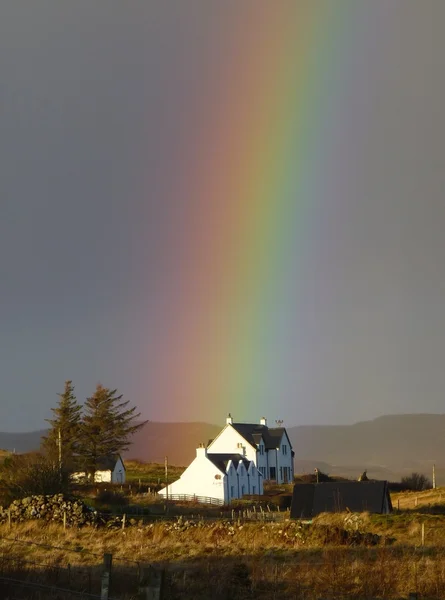 Cottage e arcobaleno sull'isola di Skye, Scozia — Foto Stock