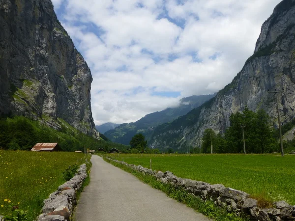 Weg door de vallei Lauterbrunnen, Zwitserland — Stockfoto