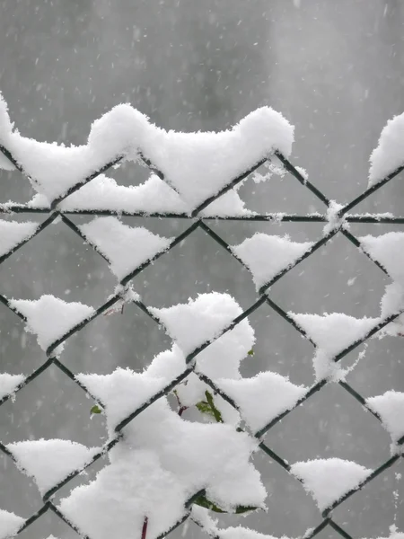 Playtime hek aangekoekt in sneeuw — Stockfoto