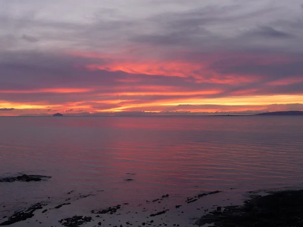 Talvi auringonlasku Firth of Clyden yllä — kuvapankkivalokuva