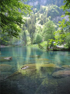 Blausee göl kenarında Kandersteg, İsviçre