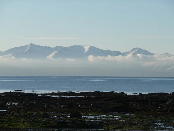 Coperta di neve Isola di Arran; Scozia con banda di nuvole che giace attraverso l'isola — Foto Stock