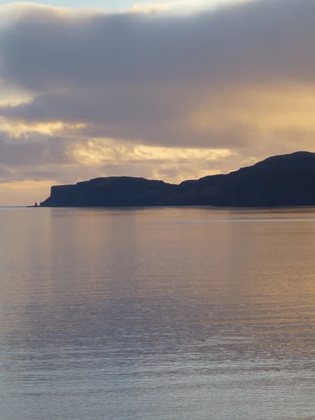 Vista sul tramonto attraverso Loch Bracadale, Isola di Skye, Scozia — Foto Stock