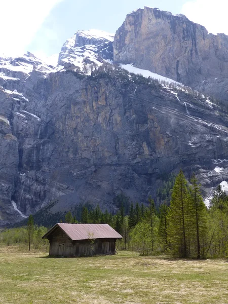 Stodola, pole a hory v údolí Gasterntal, Švýcarsko — Stock fotografie