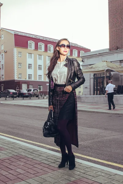Chica con estilo en un paseo por la ciudad — Foto de Stock