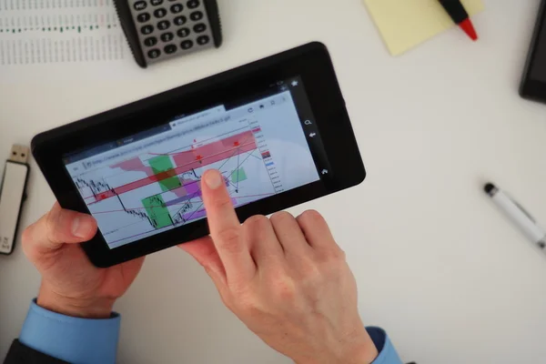 Tablet bilgisayar kullanan işadamı