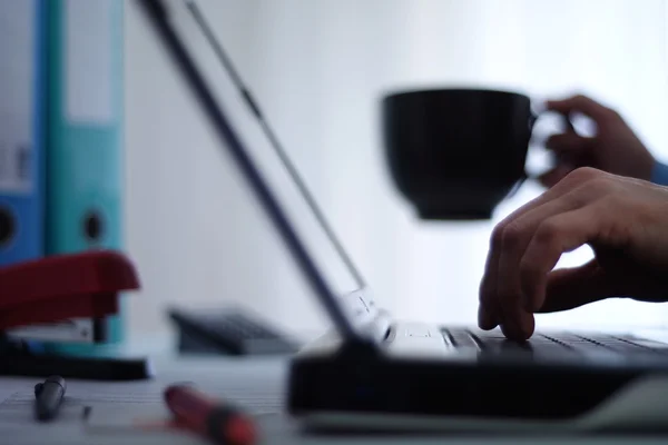 Arbeiten am Laptop — Stockfoto