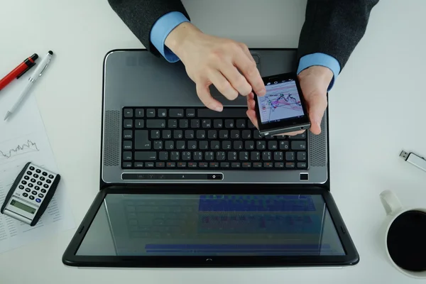 Arbeiten am Laptop und Smartphone von oben — Stockfoto