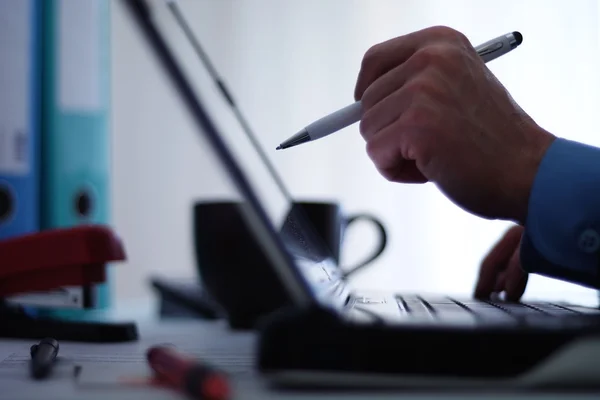 Arbeiten am Laptop — Stockfoto