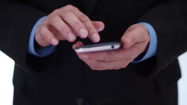 Бизнесмен с помощью смартфона — стоковое видео
