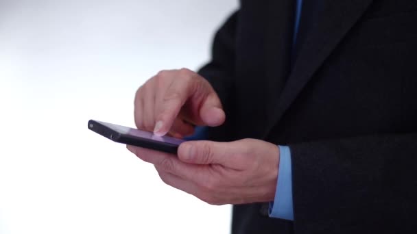 Homem de negócios usando smartphone — Vídeo de Stock