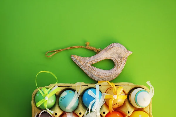 Bunte Eier in einer Schachtel — Stockfoto