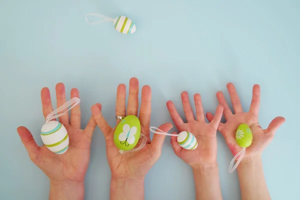 Mãos com ovos coloridos 4 — Fotografia de Stock
