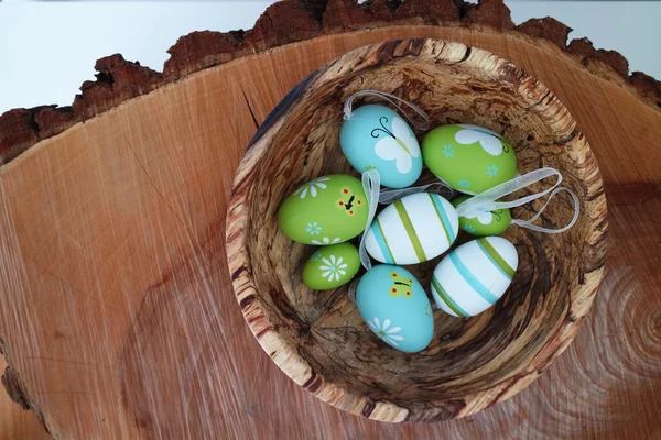 Kleurrijke eieren - houten achtergrond — Stockfoto