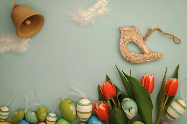 Joyeuses Pâques - oiseau et cloche — Photo