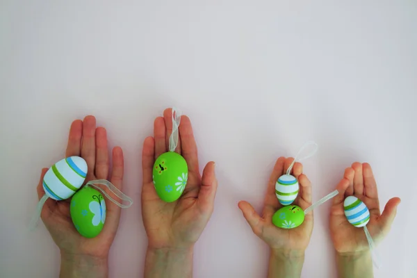 Mãos com ovos coloridos — Fotografia de Stock