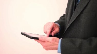 Tablet bilgisayar 2 kullanarak iş adamı