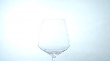 kırmızı şarap dökerek yakın çekim